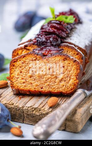 Torta di prugne appena sfornata. Foto Stock