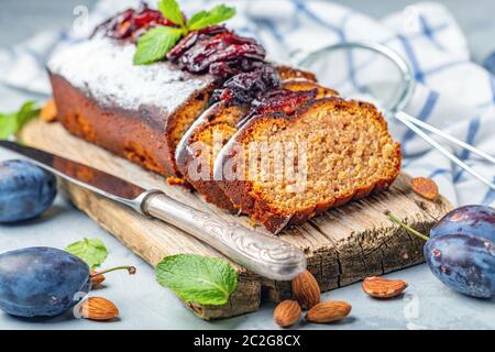 Torta di prugne fatta in casa con mandorle e prugna piccante. Foto Stock