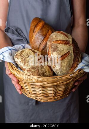 Pane appena sfornato artigianale nel cestello. Foto Stock