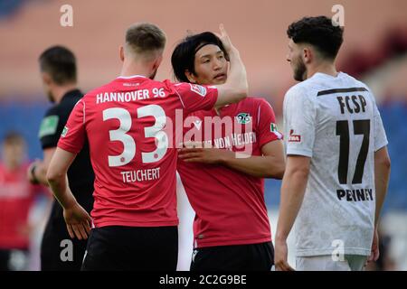 Hannover, Germania. 17 Giugno 2020. Calcio, 2° Bundesliga, Hannover 96 - FC St. Pauli, 32° incontro, HDI-Arena: Hanover's Cedric Teuchert (l) si acclama dopo il suo obiettivo per una vittoria 4-0 con Hanover's Genki Haraguchi (M). Credito: Swen Pförtner/dpa - NOTA IMPORTANTE: In conformità con le norme del DFL Deutsche Fußball Liga e del DFB Deutscher Fußball-Bund, è vietato sfruttare o sfruttare nello stadio e/o nel gioco le fotografie scattate sotto forma di sequenze di immagini e/o serie di foto di tipo video./dpa/Alamy Live News Foto Stock