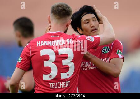 Hannover, Germania. 17 Giugno 2020. Calcio, 2 Bundesliga, Hannover 96 - FC St. Pauli, 32 ° incontro, HDI-Arena: Hanover Cedric Teuchert (l) si acclama dopo il suo obiettivo per il 4-0 con il Genki Haraguchi di Hannover. Credito: Swen Pförtner/dpa - NOTA IMPORTANTE: In conformità con le norme del DFL Deutsche Fußball Liga e del DFB Deutscher Fußball-Bund, è vietato sfruttare o sfruttare nello stadio e/o nel gioco le fotografie scattate sotto forma di sequenze di immagini e/o serie di foto di tipo video./dpa/Alamy Live News Foto Stock