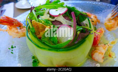 Incredibile antipasto di gamberi, ristorante all'aperto sul mare presso il Grecotel Daphnila Bay, Dassia, Corfù, panorami mozzafiato e cibo incredibile Foto Stock