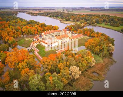 Autunno veduta aerea del castello medievale di Njasviž. Acero colorato parco in Niasvizh antica città. Regione di Minsk, Bielorussia Foto Stock