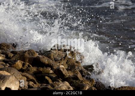 Primo piano di acqua e pietre rocciose. Foto V.D. Foto Stock
