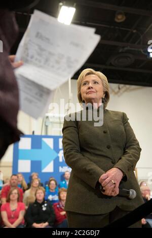 Newton Iowa USA, 28 gennaio 2016: Hillary Clinton, ex senatore e prima signora degli Stati Uniti, ascolta una domanda del pubblico mentre porta la sua campagna a Newton, Iowa, circa un'ora fuori da Des Moines. ©Bob Daemmrich Foto Stock