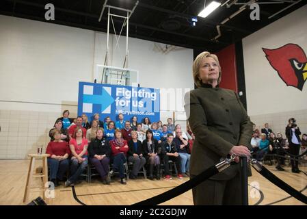 Newton Iowa USA, 28 gennaio 2016: Hillary Clinton, ex senatore e prima signora degli Stati Uniti, ascolta una domanda del pubblico mentre porta la sua campagna a Newton, Iowa, circa un'ora fuori da Des Moines. ©Bob Daemmrich Foto Stock