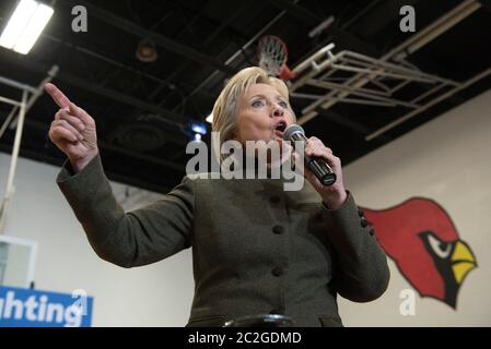 Newton Iowa USA, 28 gennaio 2016: Hillary Clinton, ex senatore e prima signora degli Stati Uniti, la sua campagna si porta a Newton, Iowa, a circa un'ora fuori da Des Moines, mentre lavora per sconfiggere lo sfidante Bernie Sanders all'Iowa Caucuses lunedì. ©Bob Daemmrich Foto Stock