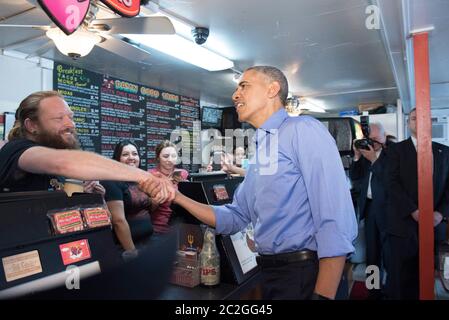 Austin, Texas USA, 11 marzo 2016: USA Il presidente Barack Obama si scrolla le mani con un dipendente di Torchy's Tacos prima di parlare del divario digitale durante un discorso chiave alla conferenza digitale sud-ovest. Obama sta spingendo affinché le persone più esperte della tecnologia siano più socialmente responsabili e continuino la sua eredità. ©Bob Daemmrich Foto Stock