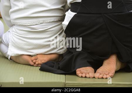 piedi da combattimento aikido sul tappetino Foto Stock