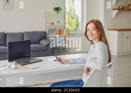 Allegra freelance femminile che lavora da casa Foto Stock