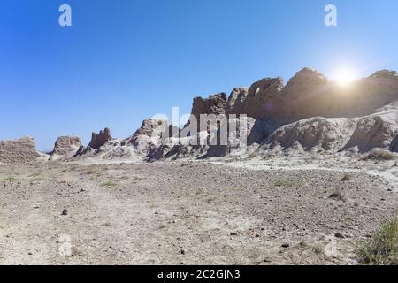 Le rovine della fortezza Ayaz Kala ("fortezza di Ghiaccio") antica Khorezm, nel deserto del Kyzylkum in Uzbekistan Foto Stock