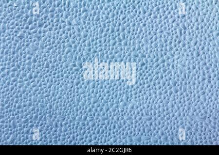 Gocce di condensa sulla superficie di un flacone di plastica, primo piano Foto Stock