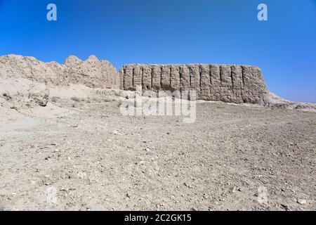 Le rovine della fortezza antica Khorezm, nel deserto del Kyzylkum in Uzbekistan Foto Stock