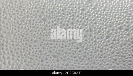 Gocce di condensa sulla superficie di un flacone di plastica, primo piano Foto Stock