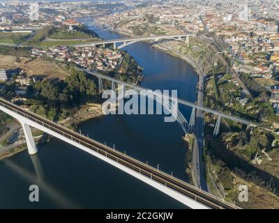 Antenna di ponti e fiume Douro a Porto Foto Stock