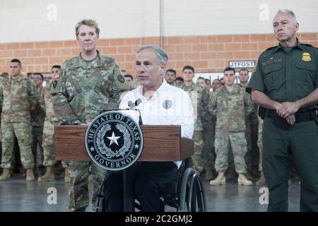 Weslaco, Texas USA, 12 aprile 2018: Texas Gov. Greg Abbott parla con le truppe della Guardia Nazionale presso l'armeria della Guardia Nazionale nell'estremo sud del Texas mentre si preparano per lo schieramento al vicino confine Texas-Messico. I soldati avranno un ruolo di sostegno con la pattuglia federale di frontiera e i soldati statali che tenteranno di arginare l'immigrazione clandestina al confine meridionale degli Stati Uniti. ©Bob Daemmrich Foto Stock