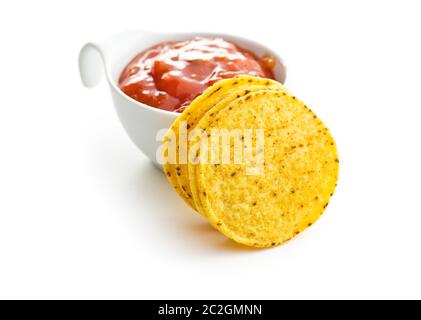 Mais rotonde nacho chips e pomodoro dip. Giallo tortilla chips e salsa isolati su sfondo bianco. Foto Stock