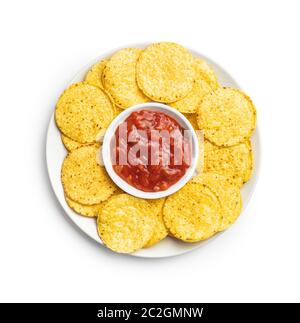 Mais rotonde nacho chips e pomodoro dip. Giallo tortilla chips e salsa isolati su sfondo bianco. Foto Stock