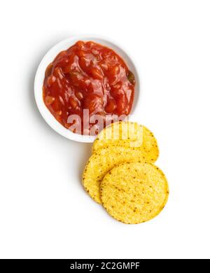 Mais rotonde nacho chips e pomodoro dip. Giallo tortilla chips e salsa isolati su sfondo bianco. Foto Stock