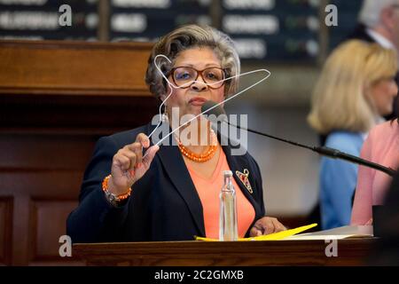 Austin Texas USA, 10 2013 luglio: Senfrontia Thompson, D-Houston, detiene primitivo aborto strumenti --riconfigurato appendiabiti - come i legislatori del Texas lottano per passare una legge che limiterebbe il numero di fornitori di aborto aumentando gli standard medici per le cliniche al livello di ambulatorio centri chirurgici. ©Bob Daemmrich Foto Stock