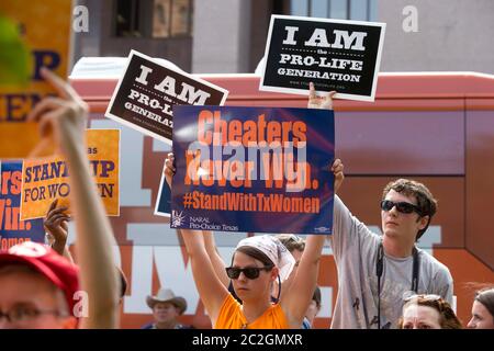 Austin Texas USA, luglio 10 2013: Gli attivisti pro-choice e pro-life protestano al di fuori del Campidoglio del Texas mentre i legislatori del Texas lottano per approvare un disegno di legge che limiterebbe il numero di fornitori di aborto aumentando gli standard medici per le cliniche al livello dei centri chirurgici ambulatoriali. ©Bob Daemmrich Foto Stock