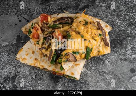 fast food turco - agnello in pita pane, pita croccante con carne di giros alla griglia. Verdure varie e salsa all'aglio Foto Stock