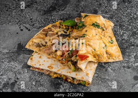 fast food turco - pollo in pita pane, Doner kebab - carne di pollo fritta con verdure in pita pane Foto Stock