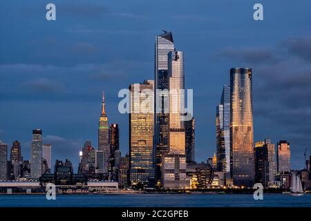 Tramonto sullo skyline di Hudson Yards del centro di Manhattan con vista dal fiume Hudson Foto Stock