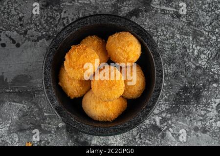 Crocchette di patate - palle di patate schiacciate impanate e fritte, servite con salsa diversa. Foto Stock