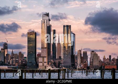 Tramonto sullo skyline di Hudson Yards del centro di Manhattan con vista dal fiume Hudson Foto Stock