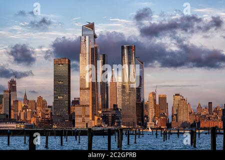 Tramonto sullo skyline di Hudson Yards del centro di Manhattan con vista dal fiume Hudson Foto Stock