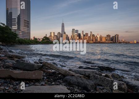 Skyline di Lower Manhattan con barca e traghetto sul fiume Hudson, vista dal Liberty state Park a fine estate Foto Stock