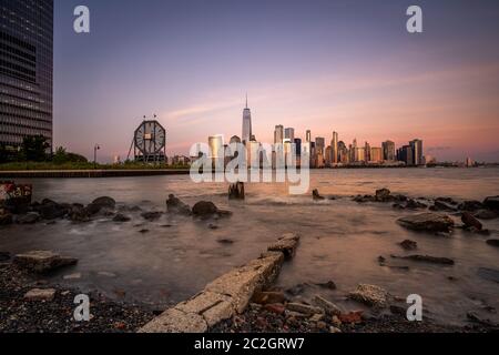 Skyline di Lower Manhattan con barca e traghetto sul fiume Hudson, vista dal Liberty state Park a fine estate Foto Stock