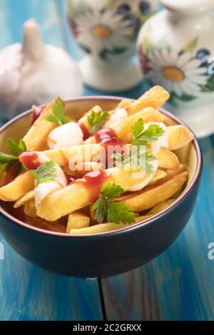 Poutine canadese, patatine fritte con formaggio e sugo di carne o salsa Foto Stock