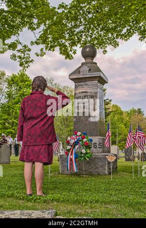 Una donna saluta il Memoriale di guerra nel Cimitero superiore a Phillipston, Massachusetts Foto Stock