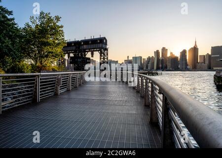 Cartello Long Island City Gantry e skyline di Manhattan Midtwon davanti al fiume est Foto Stock