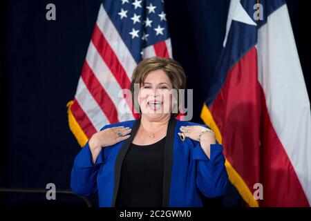 San Antonio Texas USA, novembre 24 2013: Stato democratico Sen. Leticia Van de Putte, un veterano di 24 anni della Camera e del Senato del Texas, annuncia la sua intenzione di correre per il governatore tenente, un posto che molti texani considerano il più potente dello stato. Van de Putte, 59 anni, un farmacista registrato, è residente per tutta la vita a San Antonio. ©Bob Daemmrich Foto Stock