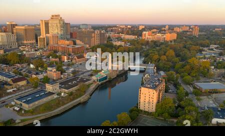 Soluzione satura di mattina presto luce colpisce gli edifici e architettura del centro cittadino di Wilmington Delaware Foto Stock