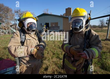 Austin Texas USA, febbraio 4 2014: Gli studenti della LBJ High School Fire Training Academy indossando respiratori si esercitano in abilità antincendio durante gli esercizi di addestramento. Gli studenti laureati nel programma biennale avranno diritto alla certificazione EMT per i tecnici medici di emergenza e possiederanno competenze avanzate in materia di estinzione degli incendi. ©Bob Daemmrich Foto Stock