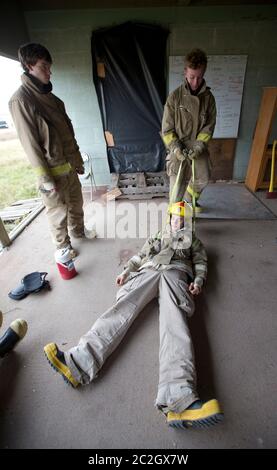 Austin Texas USA, febbraio 4 2014: Gli studenti della LBJ High School Fire Training Academy esercitano le abilità antincendio durante gli esercizi di addestramento. Gli studenti laureati nel programma biennale avranno diritto alla certificazione EMT per i tecnici medici di emergenza e possiederanno competenze avanzate in materia di estinzione degli incendi. ©Bob Daemmrich Foto Stock