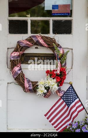 La porta anteriore del Municipio di Phillipston decorata per il Memorial Day Foto Stock