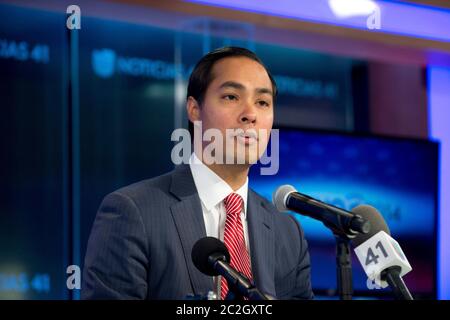 San Antonio Texas USA, 15 aprile 2014: Julian Castro, sindaco di San Antonio, parla a una conferenza stampa dopo essere stato toccato dal presidente Barack Obama come il prossimo segretario del governo per l'edilizia abitativa e lo sviluppo urbano (HUD). ©Bob Daemmrich Foto Stock