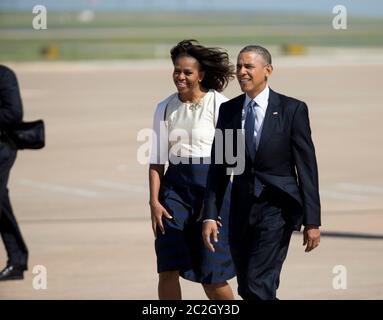 Austin Texas USA, 10 2014 aprile: Il presidente Barack Obama e la First Lady Michelle Obama arrivano all'aeroporto di Austin per una apparizione al LBJ Civil Rights Summit alla LBJ Library. Obama è uno dei quattro presidenti viventi invitati a parlare alla conferenza. ©Bob Daemmrich Foto Stock