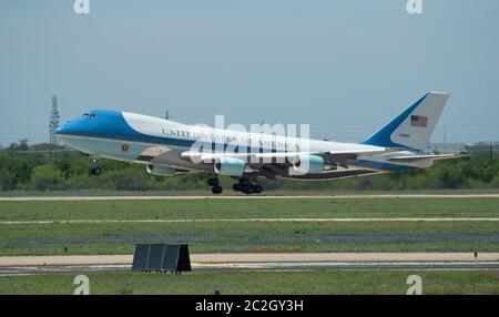 Austin Texas USA, 10 2014 aprile: Air Force One si solleva dall'aeroporto di Austin-Bergstrom mentre il presidente Barack Obama e la First Lady Michelle Obama lasciano il paese dopo il discorso di Obama al LBJ Civil Rights Summit alla biblioteca LBJ. Obama è stato uno dei quattro presidenti viventi invitati a parlare alla conferenza. ©Bob Daemmrich Foto Stock