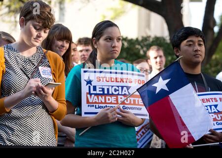 Austin Texas USA, aprile 7 2014: Studenti democratici presso l'Università del Texas di Austin tenere i segni della campagna per il senatore ispanico dello stato del Texas Leticia Van de Putte durante un rally nel campus. Van de Putte, senatore veterano di San Antonio che corre per il governatore tenente, dovrà affrontare una formidabile opposizione repubblicana per il posto nelle elezioni generali di novembre. © Bob Daemmrich Foto Stock