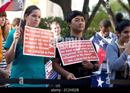 Austin Texas USA, aprile 7 2014: Studenti democratici presso l'Università del Texas di Austin tenere i segni della campagna per il senatore ispanico dello stato del Texas Leticia Van de Putte durante un rally nel campus. Van de Putte, senatore veterano di San Antonio che corre per il governatore tenente, dovrà affrontare una formidabile opposizione repubblicana per il posto nelle elezioni generali di novembre. © Bob Daemmrich Foto Stock