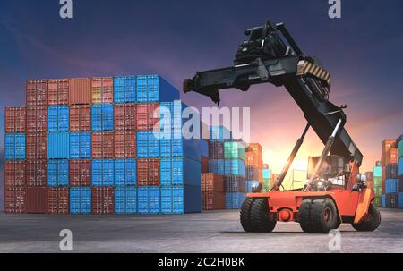 Contenitore industriale da trasporto merci nave Cargo per l'importazione e l'esportazione in cantiere con contenitore di carico stack. Foto Stock