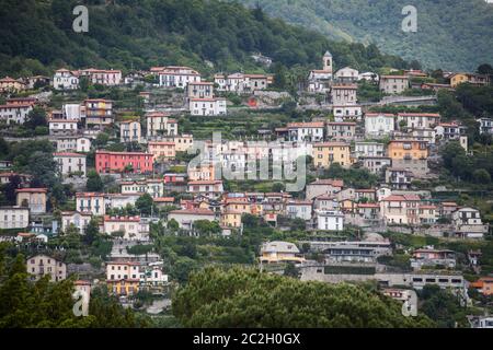 Immagine a colori di case in un villaggio sul lago di Como in Italia. Foto Stock