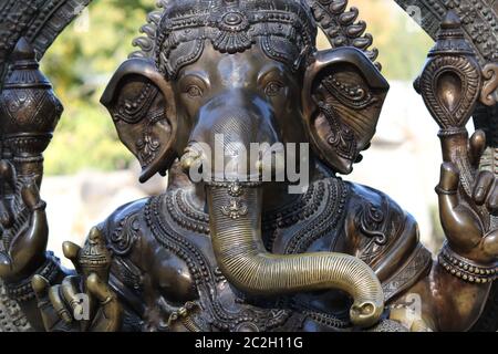 Ganesha noto anche come Ganapati, Vinayaka, Pillaiyar e Binayak, è uno dei più noti e si prostrò davanti a divinità del pantheon Hindu Foto Stock