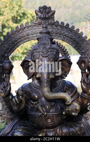 Ganesha noto anche come Ganapati, Vinayaka, Pillaiyar e Binayak - dio indù con quattro bracci e una testa di elefante, è uno dei più noti e la maggior parte cel Foto Stock